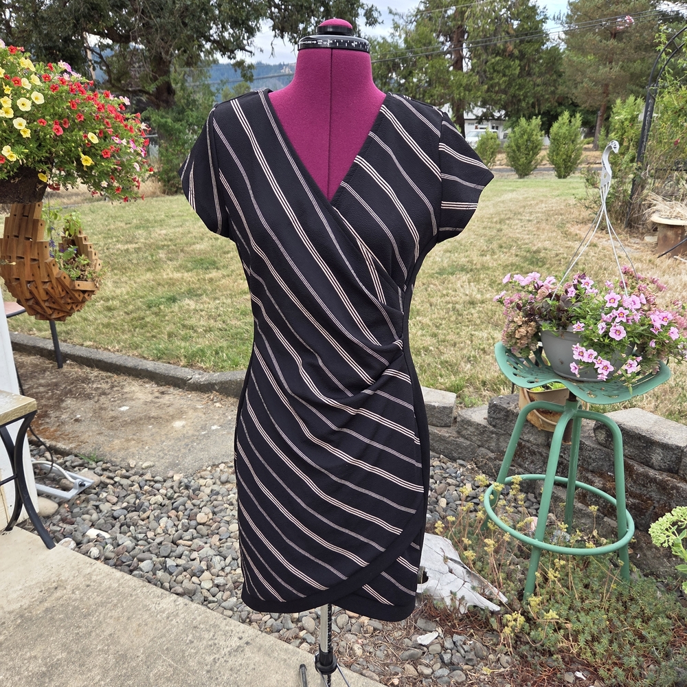 Almost Famous Black and Cream Sheath Dress V-neck Short Sleeve. GGCP